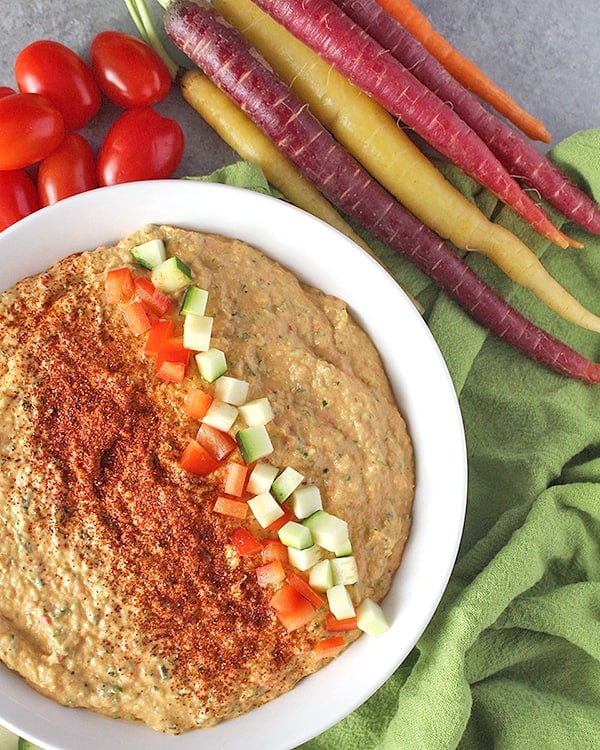 Dieser Paleo Whole30 Hummus ist bohnenfrei, aber immer noch so lecker. Dieser schnelle Dip macht den perfekten Snack und ist auch glutenfrei, milchfrei und vegan. 