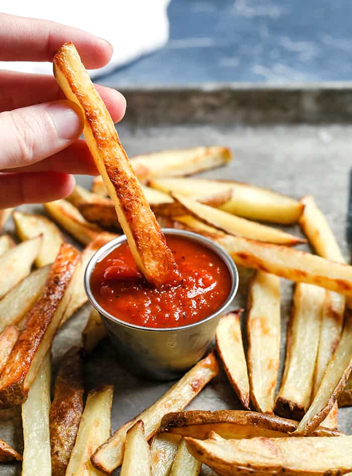 This Paleo Low FODMAP Homemade Ketchup is so simple and delicious! It has only 5 ingredients, and is ready in 20 minutes. Great for dipping or used in recipes. Whole30, sugar free, low carb, and so flavorful.
