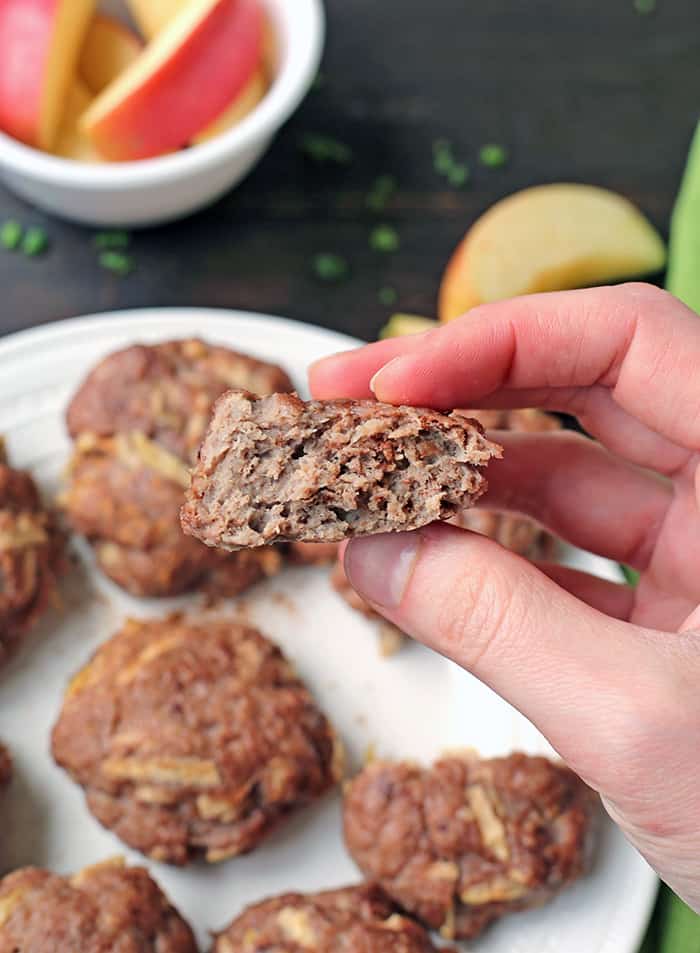 This Paleo Whole30 Apple Cinnamon Breakfast Sausage is a great egg-free breakfast. Easy to make, flavorful, and so juicy. They are gluten free, dairy free, nut free, and so delicious!