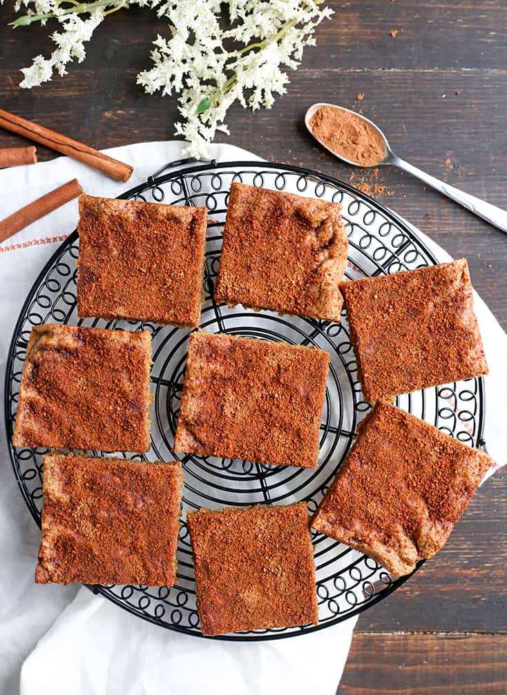 These Paleo Snickerdoodle Blondie Bars are quick, easy and so delicious! All the flavors of a snickerdoodle cookie, made in bar form. Gluten free, dairy free, and naturally sweetened.