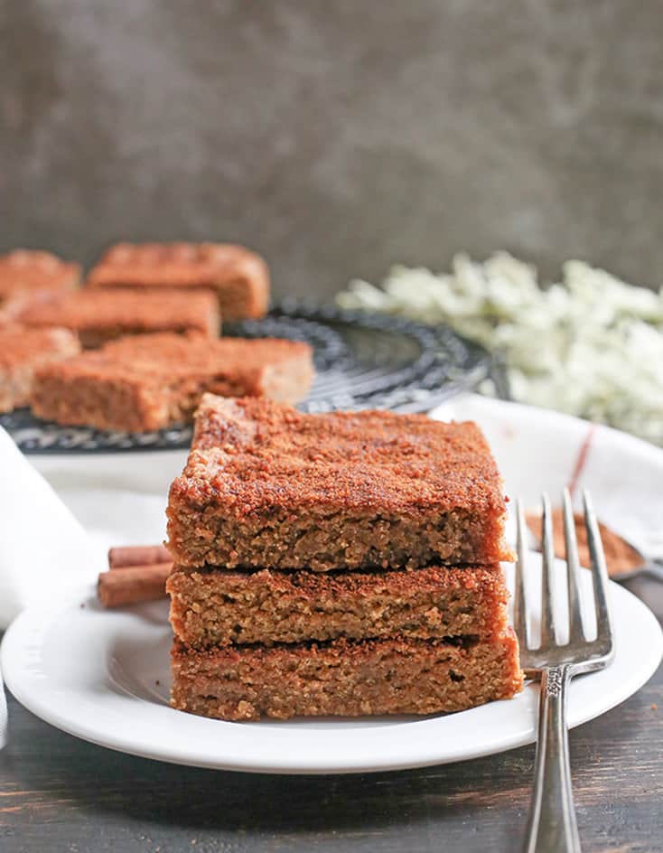 These Paleo Snickerdoodle Blondie Bars are quick, easy and so delicious! All the flavors of a snickerdoodle cookie, made in bar form. Gluten free, dairy free, and naturally sweetened.