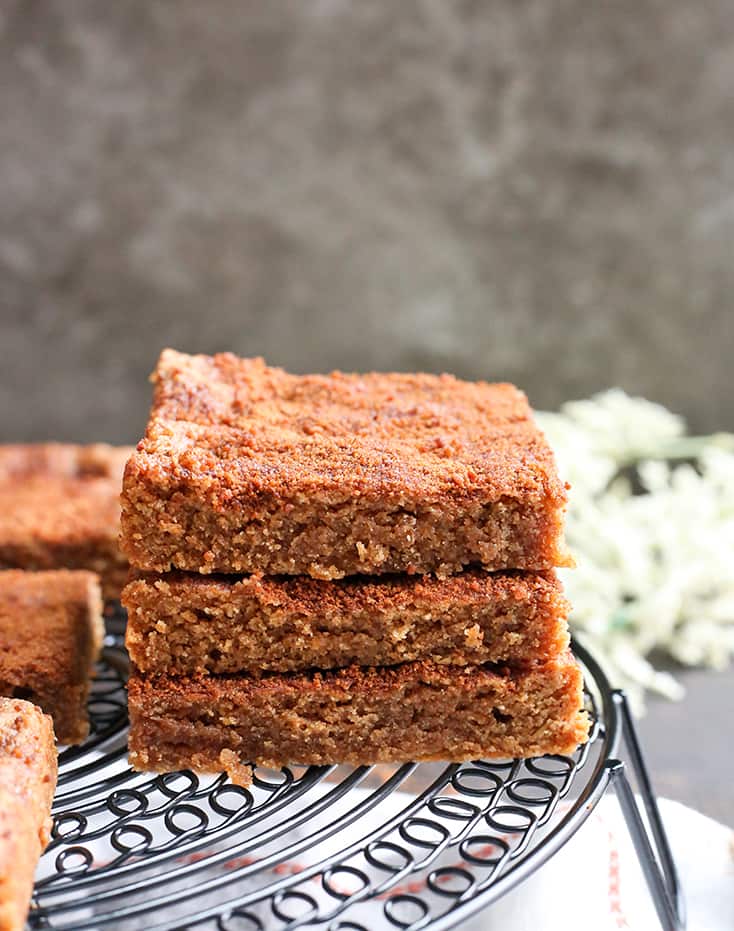 These Paleo Snickerdoodle Blondie Bars are quick, easy and so delicious! All the flavors of a snickerdoodle cookie, made in bar form. Gluten free, dairy free, and naturally sweetened.