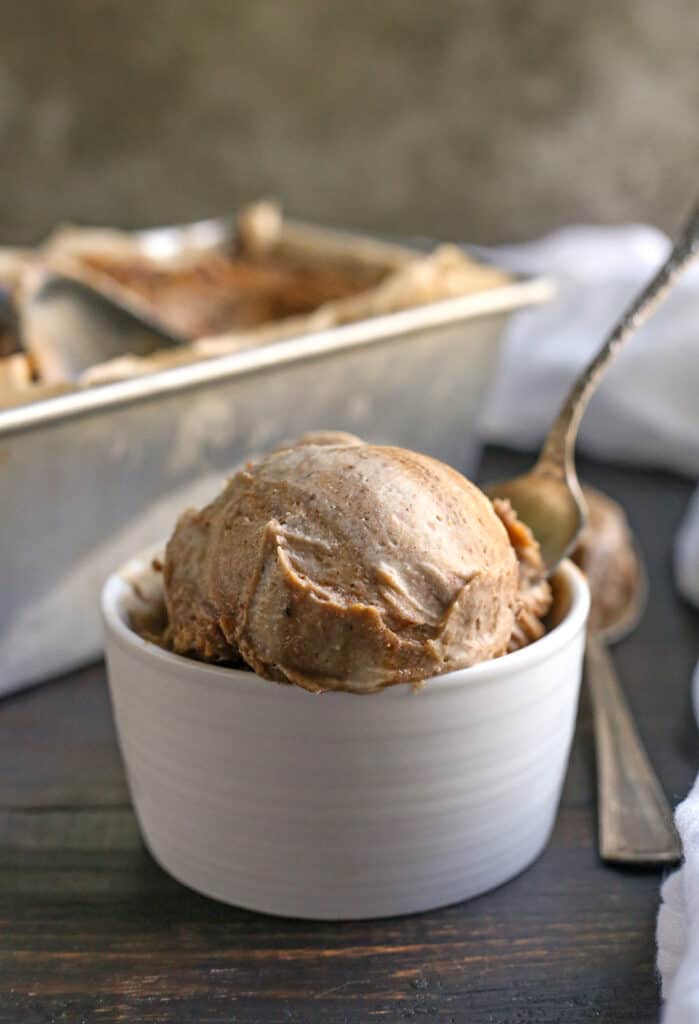 vegan cinnamon roll ice cream in a bowl