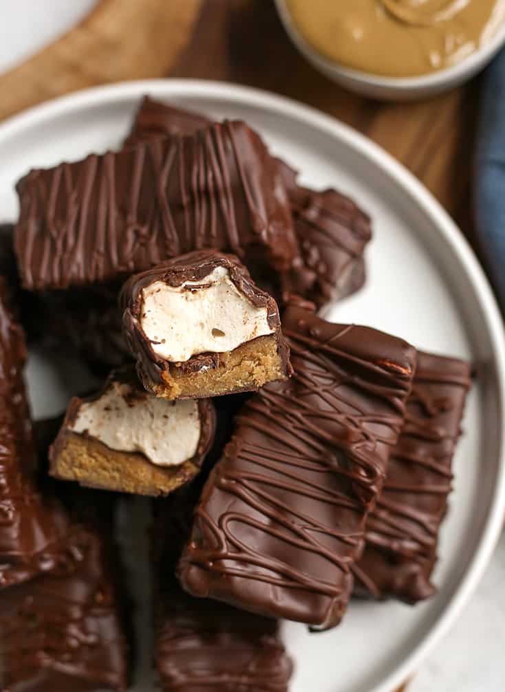 healthy marshmallow candy bars with the middle showing 